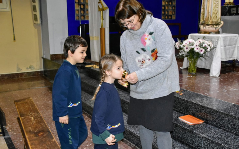Unos niños besan las reliquias de los pastorcitos en el colegio Abat Oliba Spínola de Barcelona