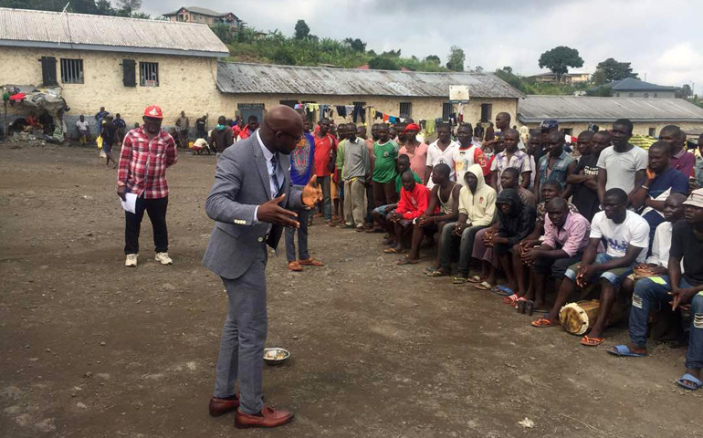 En sus charlas a presos, como esta en la cárcel de Buea, Leke les ofrece alternativas «viables» a la violencia