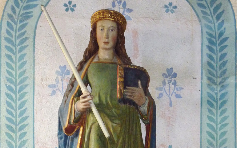 Escultura de santa Genoveva en la iglesia que lleva su nombre en Loqueffre (Francia)