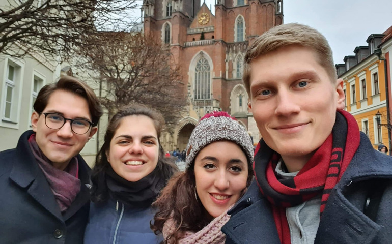 Jóvenes de Breslavia les enseñan la ciudad a dos jóvenes de la parroquia de San Fulgencio