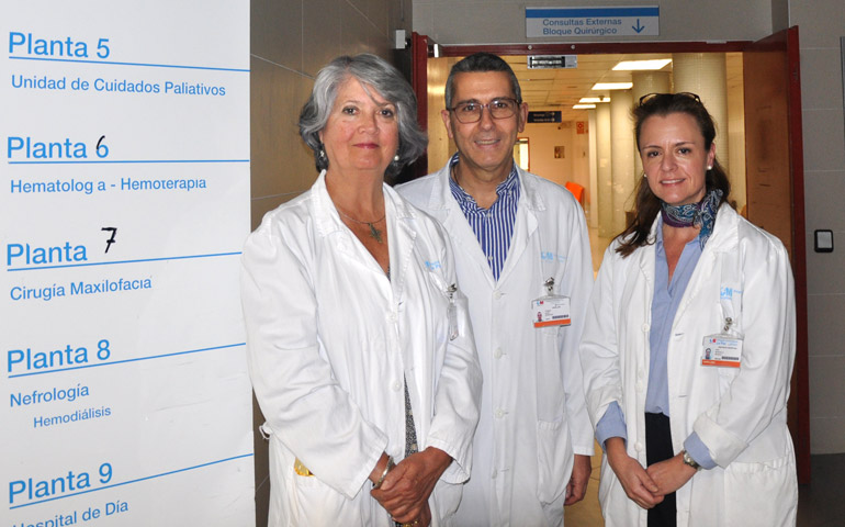 Maribel, Tomás y Ana, voluntarios del programa Acompañamiento +, en el Hospital Universitario La Paz de Madrid