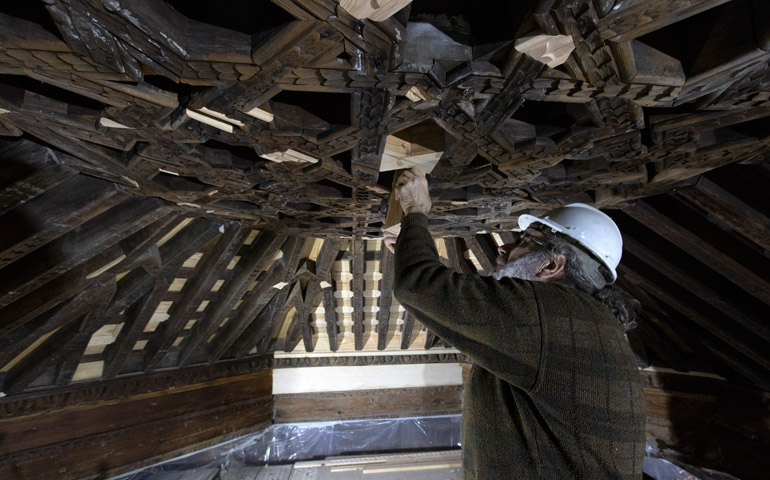 Trabajos de restauración del artesonado de la parroquia de Santa María la Blanca