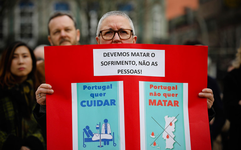 Miembros de la asociación ‘Simavida’ (Sí a la vida), durante una manifestación en Oporto (Portugal), el 15 de febrero de 2020