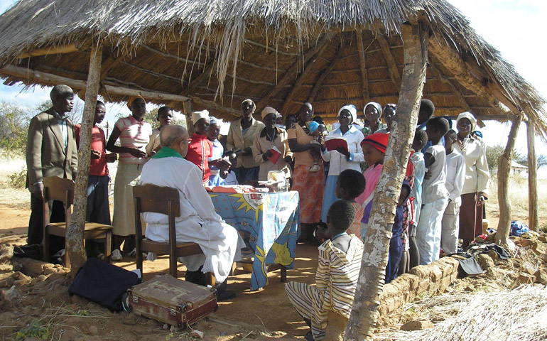 El sacerdote diocesano José Luis Ruiz Hernández durante una celebración, con su comunidad en África