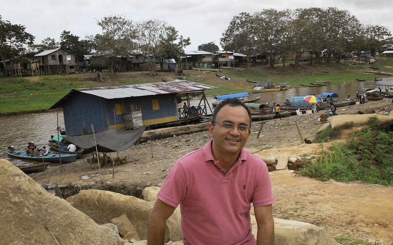 El sacerdote jesuita Araújo dos Santos en el Amazonas