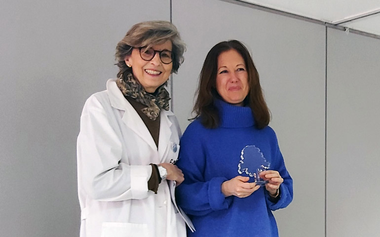 Lucía Calvo, directora del colegio Los Tilos (izquierda) y Leni Bascones, representante de la Iniciativa 11 de febrero, durante la entrega del premio
