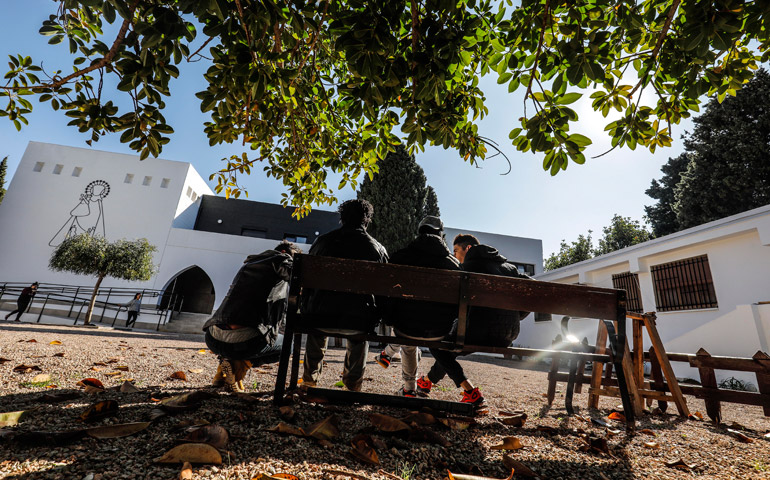 Un grupo de menores tutelados en el exterior de la residencia que ha puesto en marcha Cáritas Diocesana de Valencia