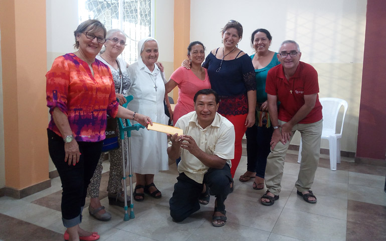 Antonio García (polo rojo) y Ana Cruz (con muletas) con algunas de las mujeres a las que forman para las diferentes Cáritas
