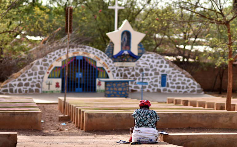 Cientos de miles de cristianos desplazados desde el norte de Burkina Faso, como esta mujer, han encontrado refugio en Kaya, donde Cáritas local los atiende