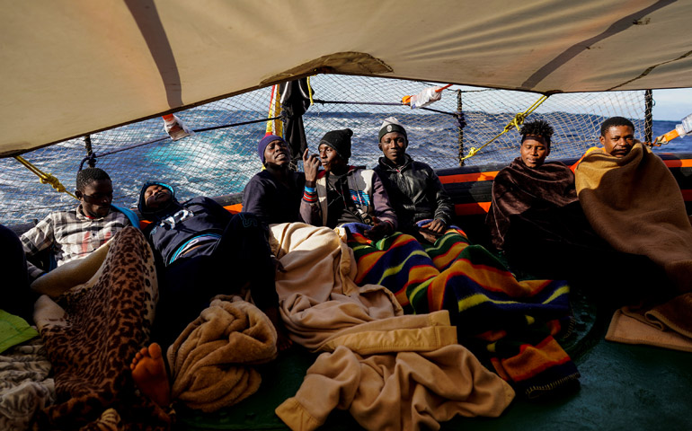 Un grupo de migrantes, rescatados por la ONG Proactiva Open Arms, en dirección al puerto italiano de Tarento
