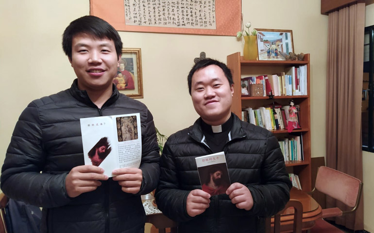 Pedro Li y Juan Du con el folleto que ofrece la catedral de Sevilla a los turistas chinos