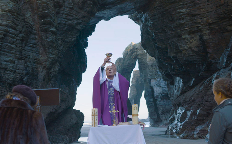 Un fotograma del documental, que muestra la celebración de la Eucaristía en la playa de las Catedrales de Lugo