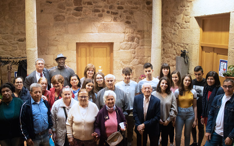 Foto de familia de la segunda edición de Conectando generaciones en Orense