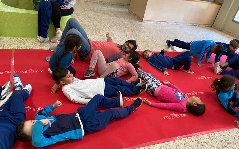 José Miguel Santos, tumbado sobre la alfombra roja de los Goya con varios alumnos del colegio