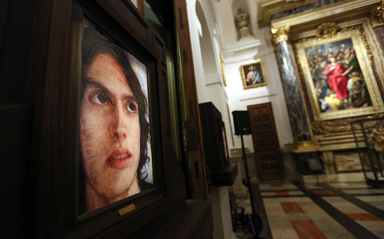 Uno de los apóstoles de José María Cano en la sacristía de la catedral de Toledo. Al fondo, ‘El Expolio’ de El Greco