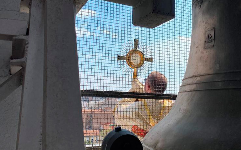 Alfredo JIménez bendice al barrio con el Santísimo desde su campanario