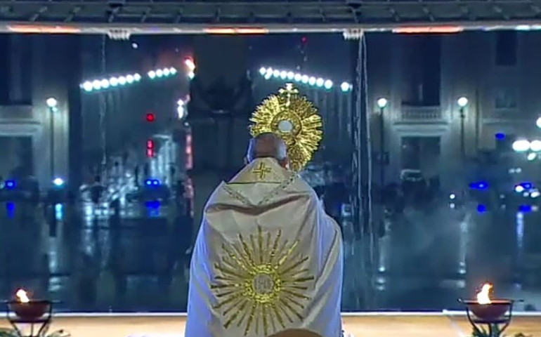 El Papa bendice con el Santísimo a la ciudad de Roma y al mundo entero