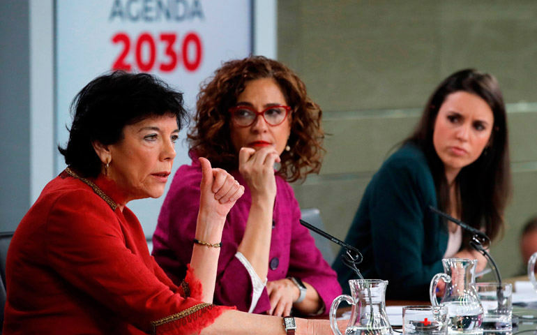 Las ministras de Educación, Hacienda e igualdad Isabel Celaa, Maria Jesús Montero e Irene Montero, respectivamente, durante la rueda de prensa posterior al Consejo de Ministros celebrado en el Palacio de la Moncloa el 3 de marzo de 2020