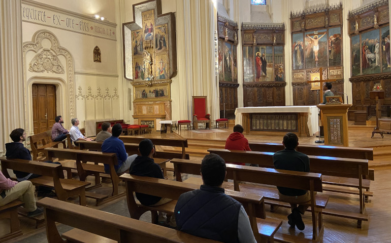 Un grupo de seminaristas, en oración, en la capilla del Seminario Conciliar de Madrid