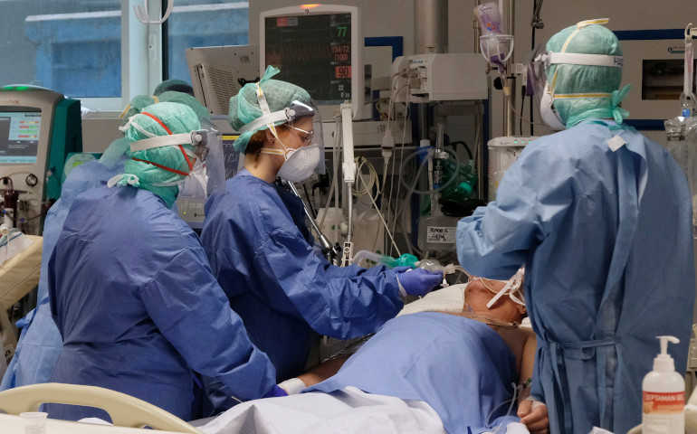 Profesionales sanitarios atienden a un enfermo de COVID-19 en el hospital Poliambulanza de Brescia (Italia)