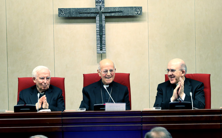 El cardenal Blázquez recibe el aplauso de todos los obispos