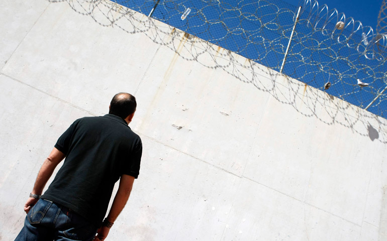 Preso en el patio del centro penitenciario de Navalcarnero (Madrid)