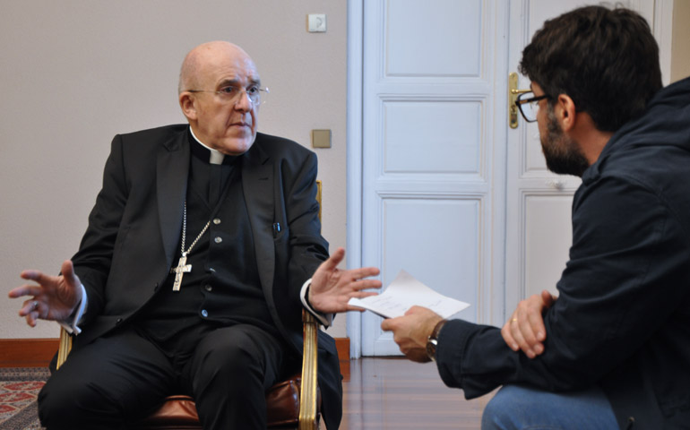 Un momento de la entrevista al cardenal Osoro