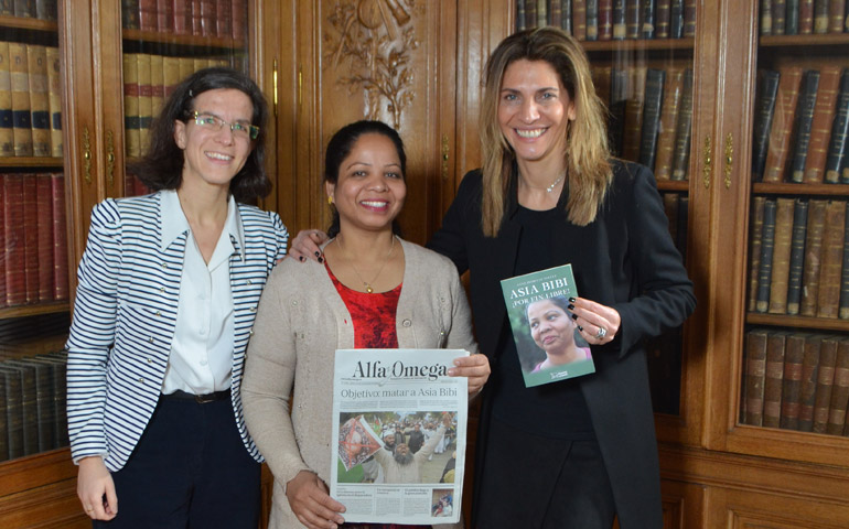 María Martínez, junto a Asia Bibi y a la periodista Anne-Isabelle Tollet