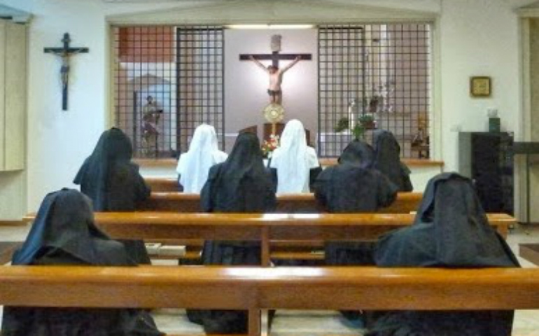 Religiosas en adoración