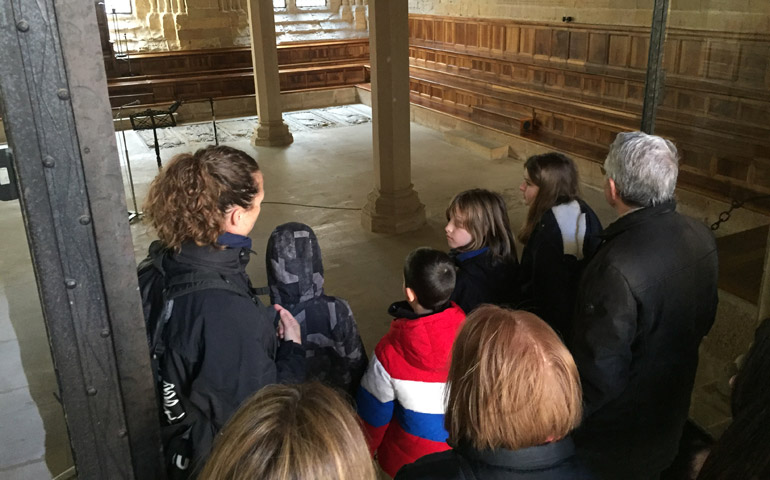 Un grupo de familias durante la visita del sábado pasado al monasterio de Poblet