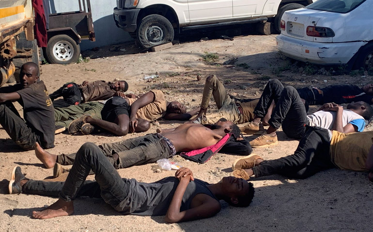 Algunos de los 14 inmigrantes ilegales que sobrevivieron descansan después de que fueron encontrados en un contenedor transportado en un camión en la provincia de Tete, Mozambique, el 24 de marzo de 2020