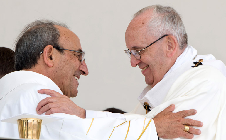 El Papa Francisco saluda a monseñor Antonio dos Santos Marto, obispo de Leiría-Fátima, Portugal, durante la eucaristía de canonización de Francisco y Jacinta Marto, en Fátima, el 13 de mayo de 2017