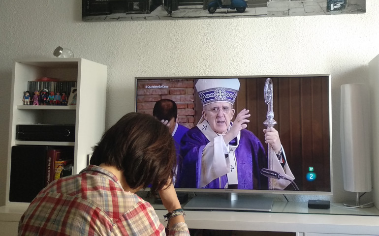Una mujer recibe la bendición del cardenal Osoro al finalizar la Eucaristía de La 2, el pasado domingo