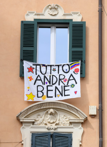«Todo irá bien», en un balcón de Roma