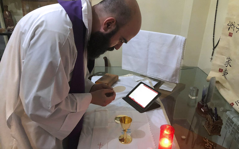 Ángel Amigo celebra la Eucaristía estos días en cuarentena en su casa