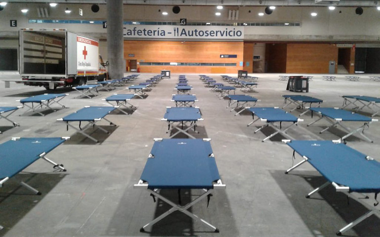 Camas preparadas en IFEMA para las personas sin recursos