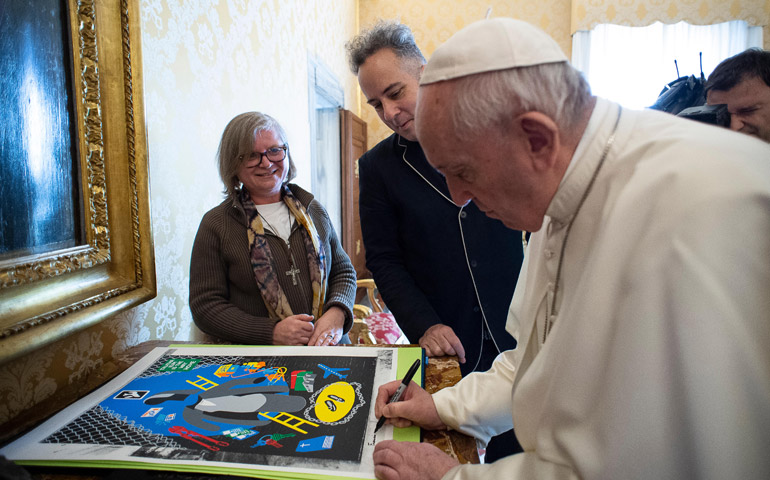 El Papa Francisco con Gabriella Bottani y el grafitero Stephen Power, en el Vaticano, el 8 de febrero