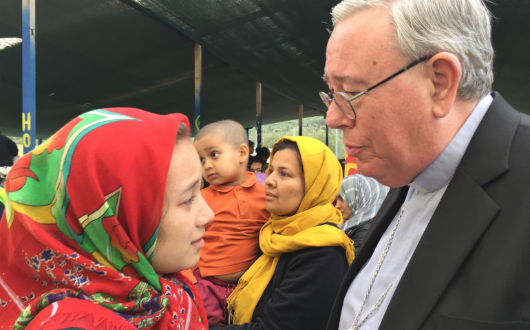 El cardenal Hollerich con una refugiada en Moria (Lesbos), en mayo de 2019