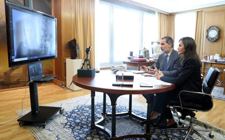 Un momento de la videoconferencia entre los reyes y los representantes de Cáritas