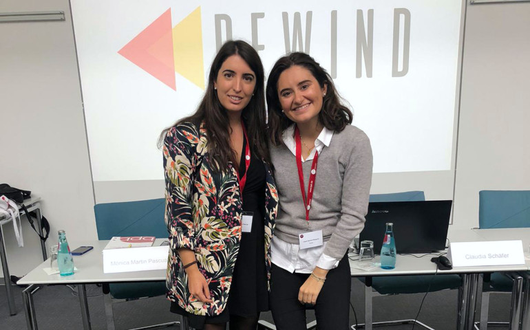 Laura García (derecha) y una compañera en Postdam (Alemania)