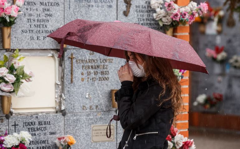 Una mujer asiste al entierro de un familiar fallecido por COVID-19 en el Cementerio Municipal Sur de Madrid