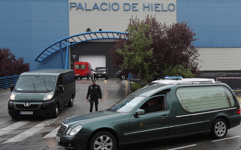 Un coche fúnebre a las puertas del Palacio de Hielo de Madrid, habilitado como morgue