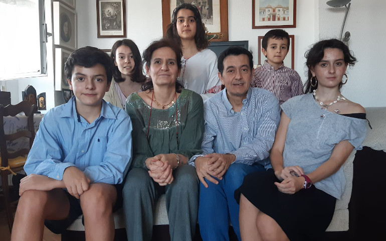 José Cediel junto a su familia