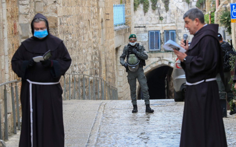 El padre Francesco Patton, a la izquierda, durante el rezo del vía crucis en Jerusalén, el Viernes Santo