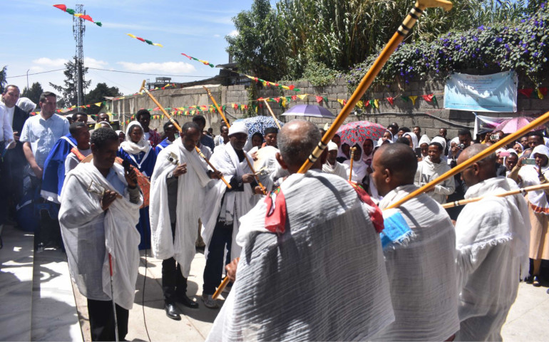 En el rito etiópico los ‘debteras’ acompañan la liturgia cantando himnos o con bailes. Marcan el ritmo con los bastones de oración, usados también por los fieles para apoyarse durante las largas oraciones