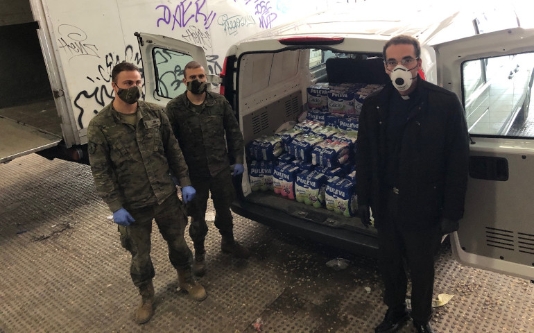 Benito Pérez Lopo durante el reparto de leche con militares voluntarios