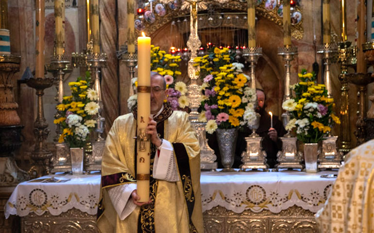 Monseñor Pizzaballa durante la vigilia pascual