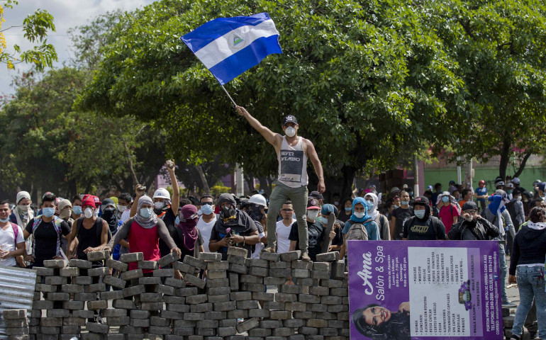 Jóvenes se manifiestan tras una barricada en Managua (Nicaragua), el 21 de abril de 2018