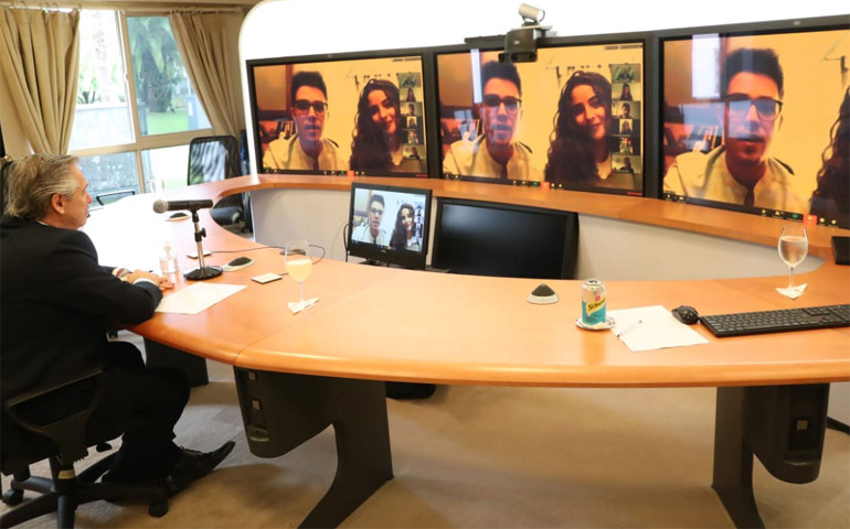 El presidente de Argentina Alberto Fernández durante su conversación con los jóvenes españoles Alejandro e Irene García