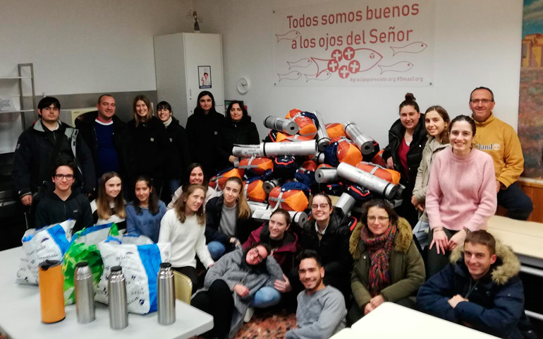 Voluntarios de La Coruña reparten el material recogido por Voluntariado Express el invierno pasado